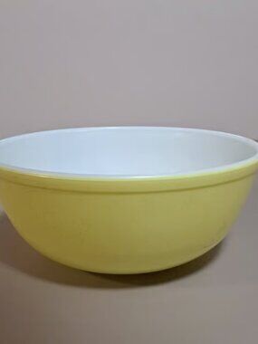 Pyrex Vintage 404 Primary Yellow 4 Quart Mixing Serving Bowl